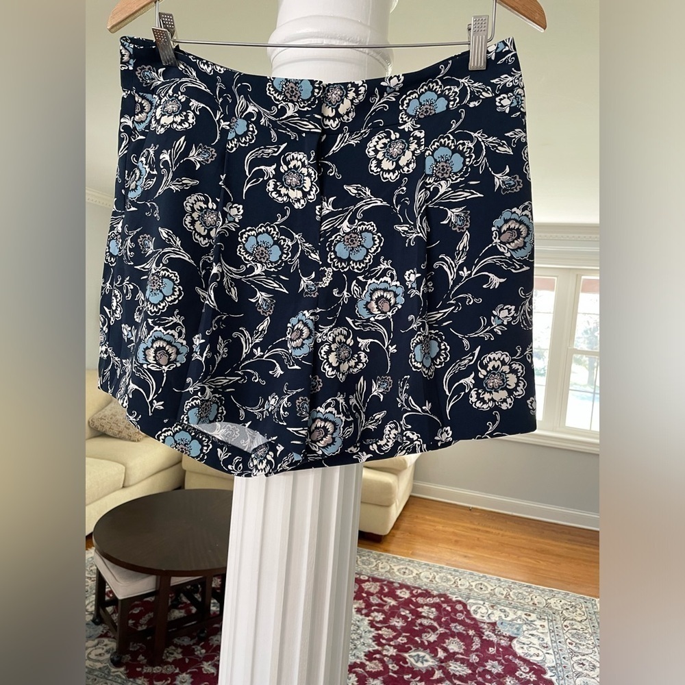 Ann Taylor women’s floral print ( Navy blue, white , light blue) shorts size 10